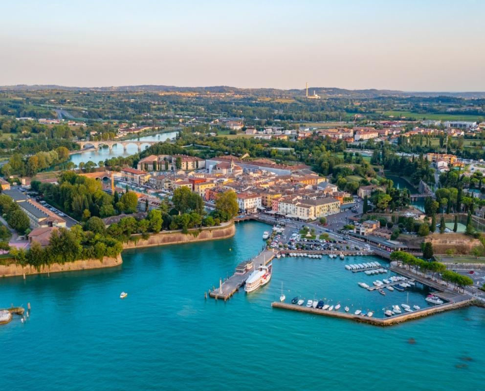 Vista aerea di una città costiera con porto e canali.